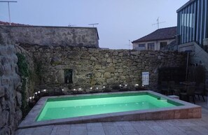 8 piscine all'aperto, ombrelloni da piscina, lettini