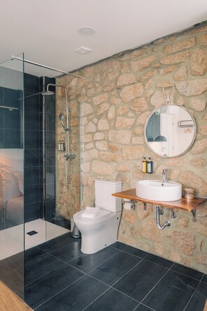 Deluxe Double Room, Balcony, City View | Bathroom | Shower, hair dryer, bathrobes, towels - AQUÉNIO DO OURIÇO (Sernancelhe)