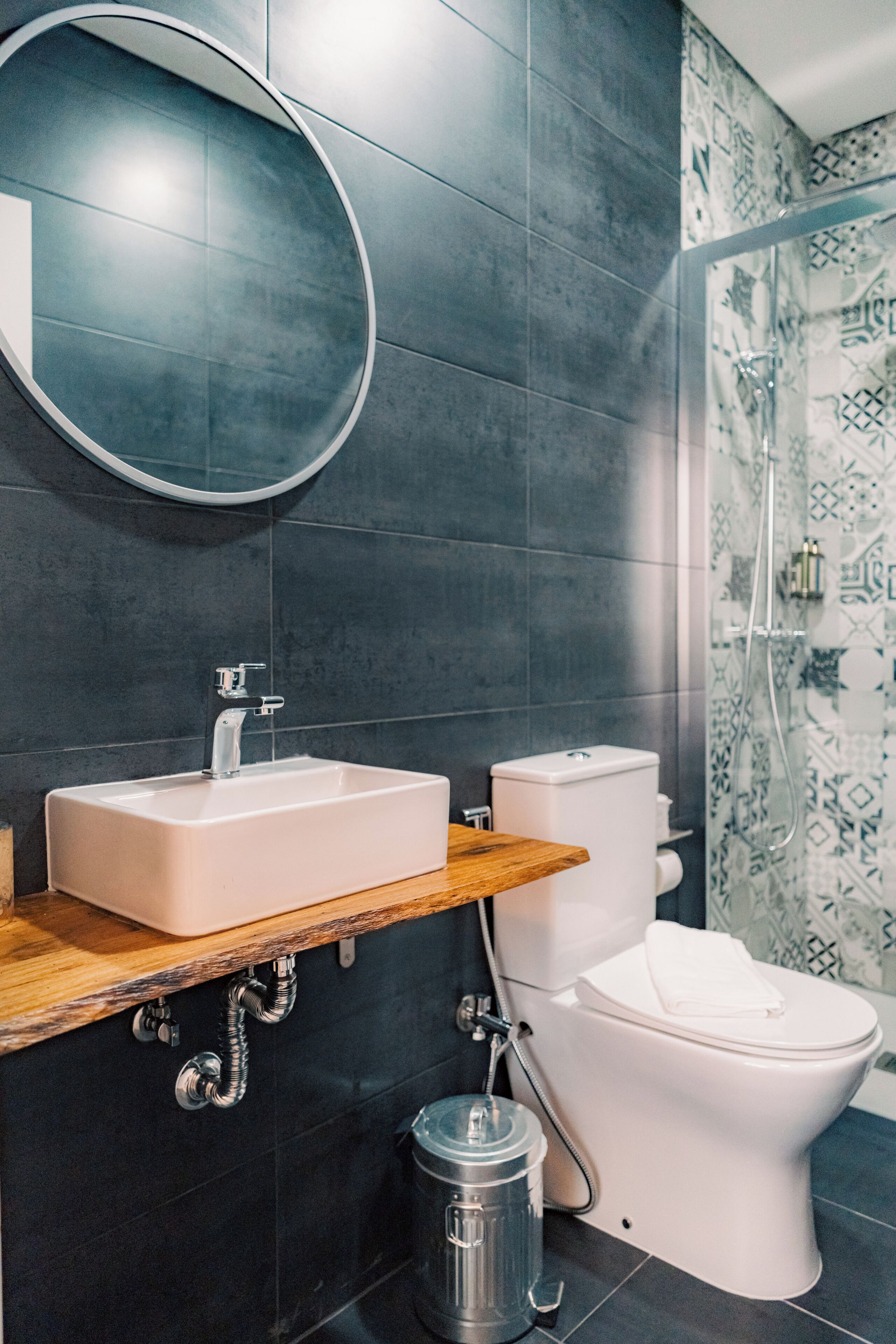 Een moderne badkamer met een rechthoekig wastafelmeubel, toilet en douchecabine.