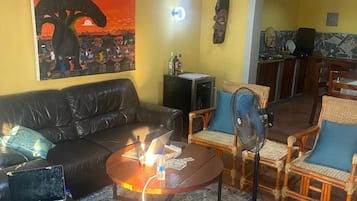 Deluxe House, Lake View | Living area