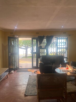 Deluxe House, Lake View | Living area
