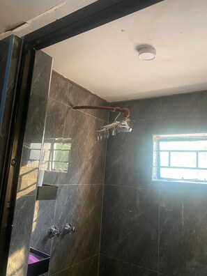 Casa luxo, vista para o lago | Banheiro | Chuveiro, chinelos, toalhas de banho, sabonete