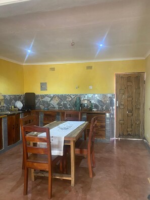Deluxe House, Lake View | Private kitchen