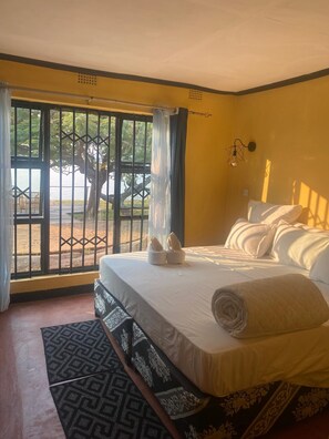 Deluxe House, Lake View | Desk, laptop workspace, free WiFi - Capricorn by Quest (Cape Maclear)