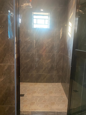 Maison Deluxe, vue lac | Salle de bain | Douche, chaussons, serviettes fournies, savon
