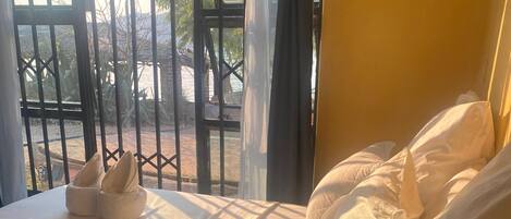 Escritorio, espacio para trabajar con laptop y wifi gratis