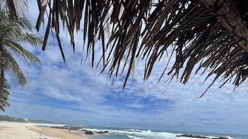 Chaises longues, serviettes de plage