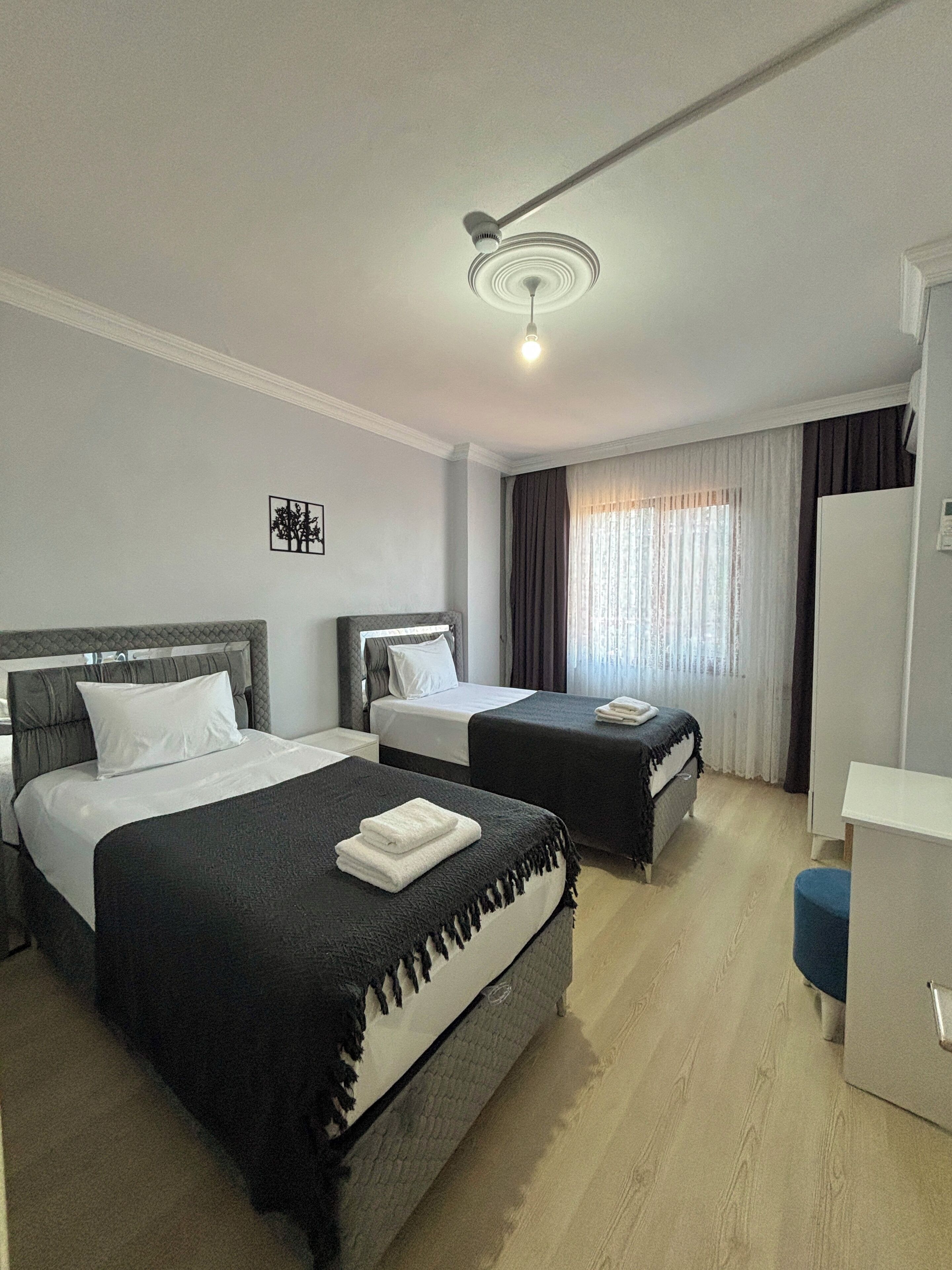 Cortinas blackout, tabla de planchar con plancha y wifi gratis 