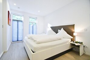 2 bedrooms, travel cot, free WiFi, bed sheets