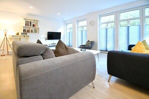 Télévision, lecteur de DVD, chaîne hi-fi