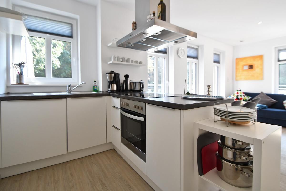 ثلاجة، فرن، غسالة أطباق، ماكينة لصنع القهوة/الشاي