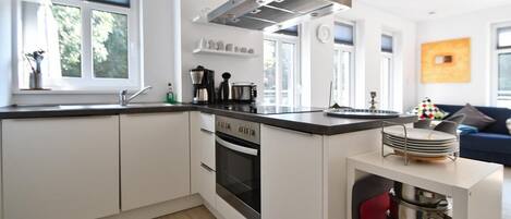 ثلاجة، فرن، غسالة أطباق، ماكينة لصنع القهوة/الشاي