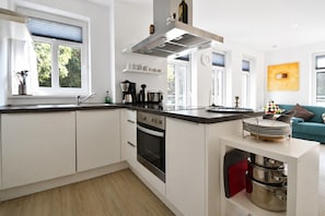 Wasserkocher mit Kaffee-/Teezubehör, Kühlschrank, Ofen, Geschirrspüler