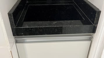 Chuveiro, secador de cabelo, toalhas de banho, sabonete