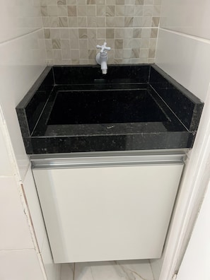 Chuveiro, secador de cabelo, toalhas de banho, sabonete