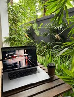 Escritorio y espacio para trabajar con laptop 