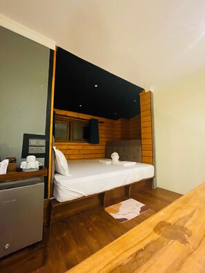 Quarto, vista para a colina | Escrivaninha, espaço de trabalho para notebook, quartos à prova de som