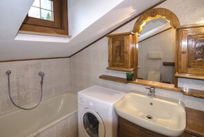 Shower, hair dryer, bidet, towels - Sweet nest in the mountains (Cortina d´Ampezzo)