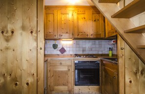 Geladeira, fogão, torradeira, talheres/pratos/utensílios de cozinha