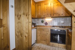 Refrigerador, horno, tostadora, utensilios de cocina