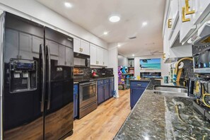 Fridge, microwave, oven, stovetop - Pool Oasis | Karaoke | 5G | Theater 135" | Grill (East Lake-Orient Park)