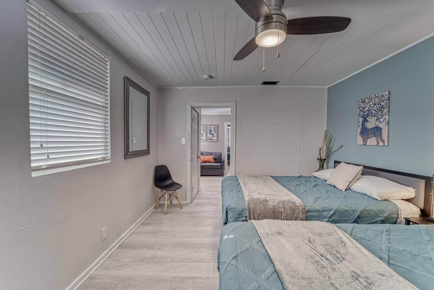 5 habitaciones, tabla de planchar con plancha, wifi y ropa de cama 