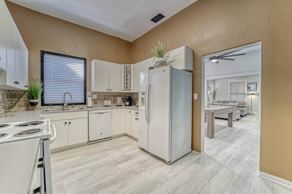 ثلاجة، ميكروويف، فرن، موقد طهي مسطح