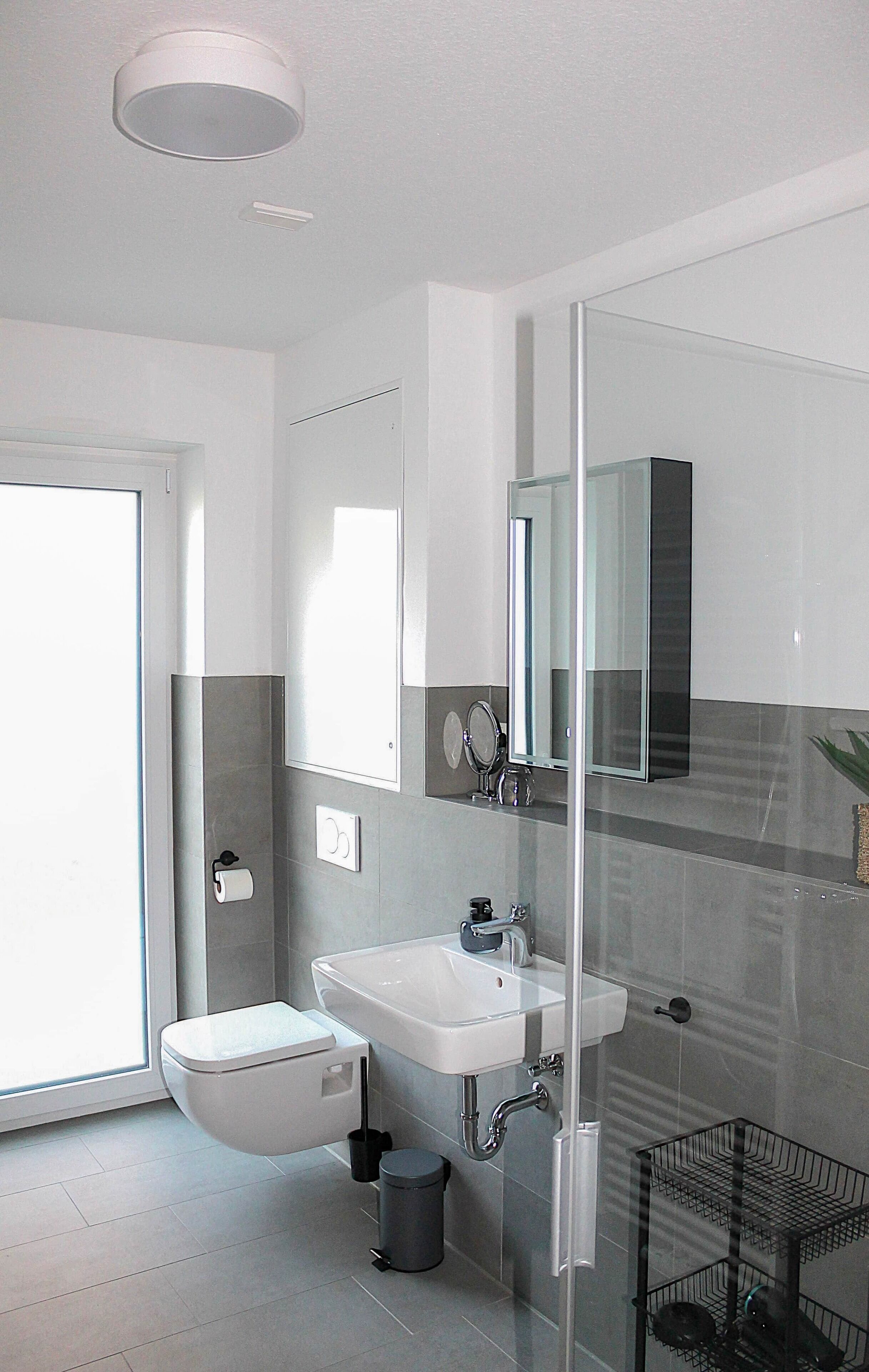 Sèche-cheveux, serviettes fournies, papier toilette