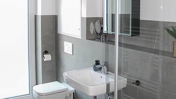 Dusche, Haartrockner, Handtücher, Toilettenpapier