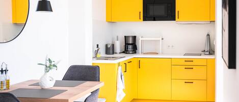 Fridge, microwave, stovetop, dishwasher