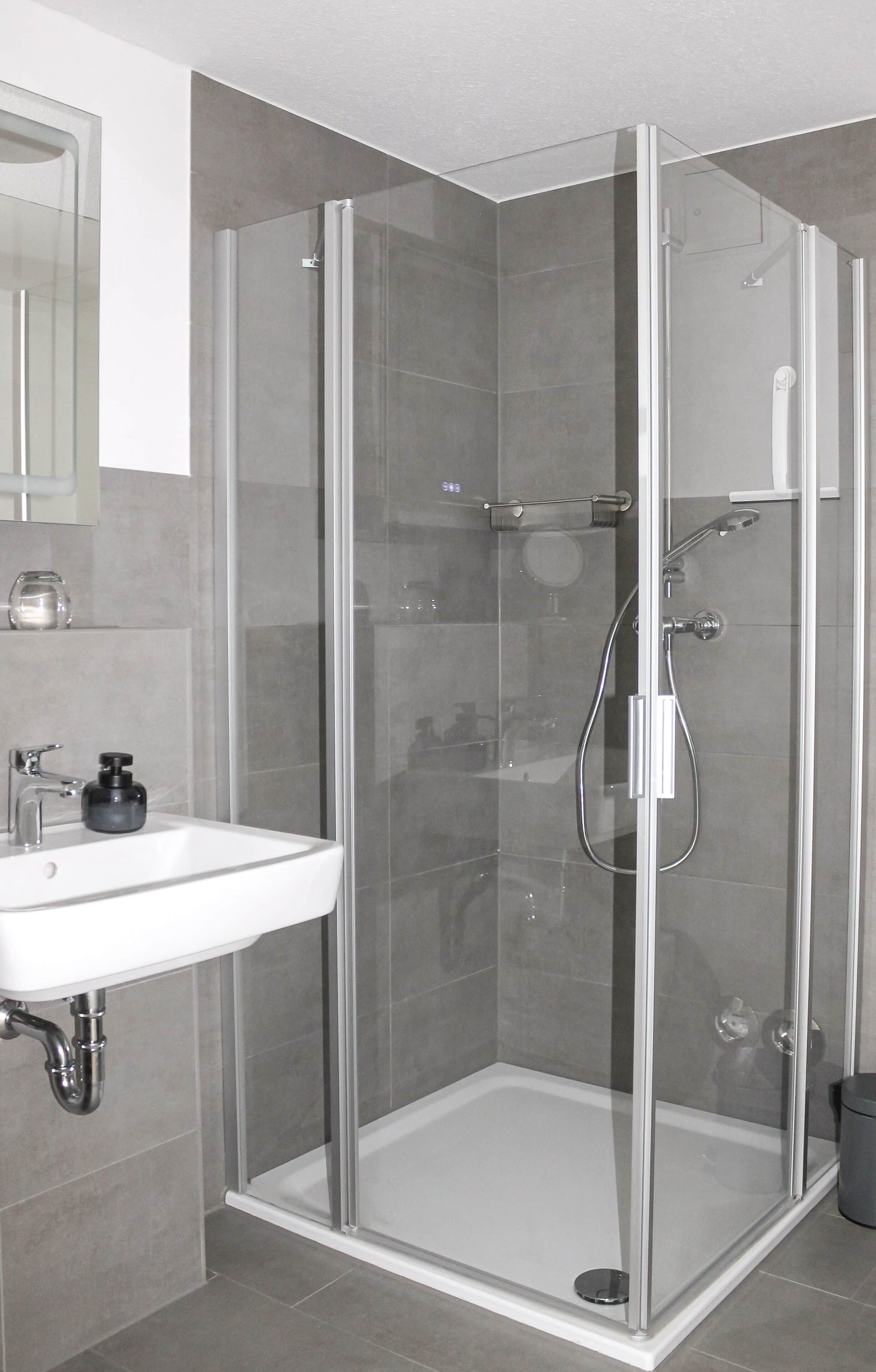 Dusche, Haartrockner, Handtücher, Toilettenpapier