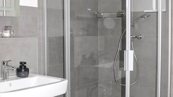 Dusche, Haartrockner, Handtücher, Toilettenpapier