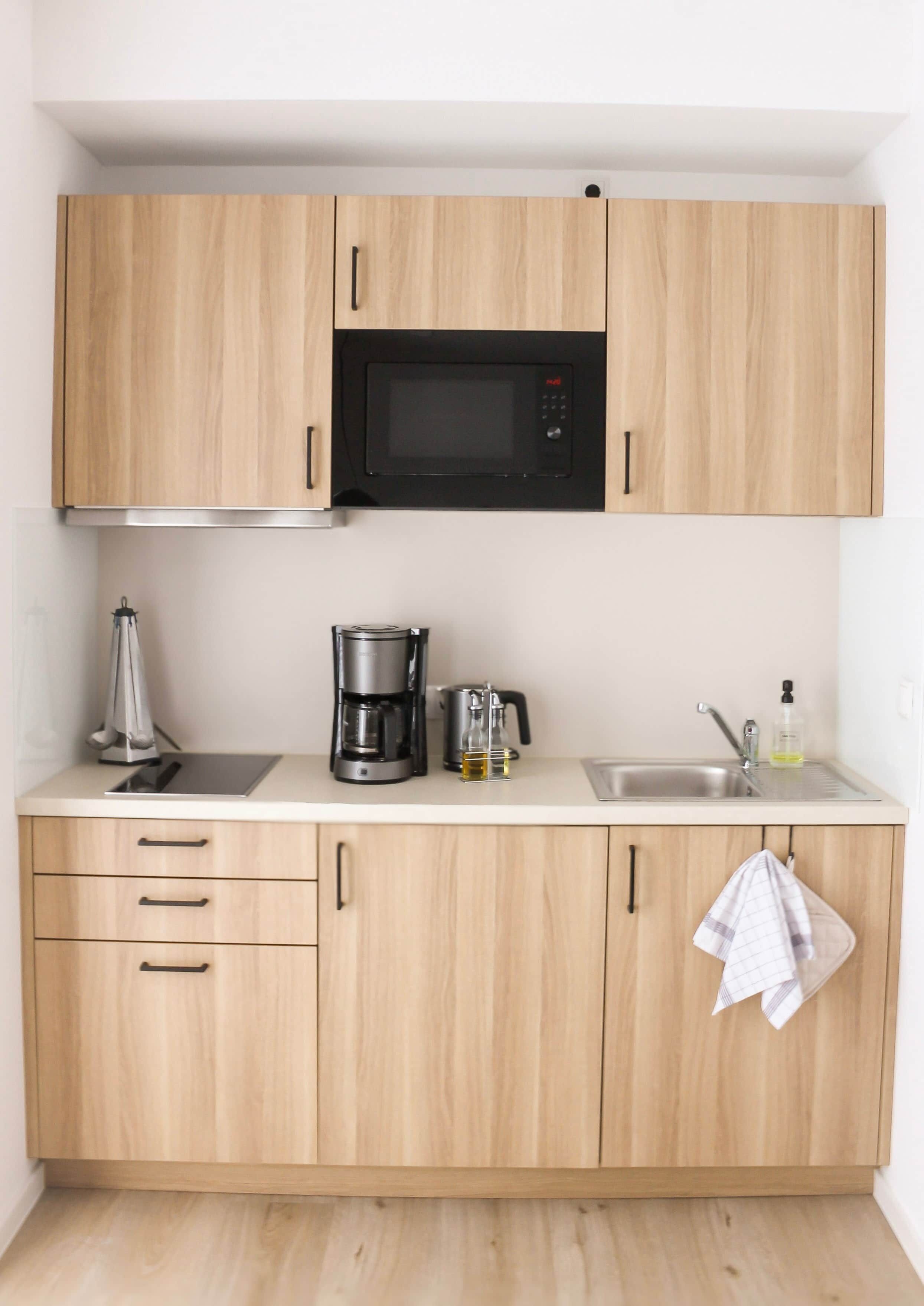 Coffee/tea maker, fridge, microwave, stovetop