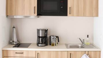Coffee/tea maker, fridge, microwave, stovetop