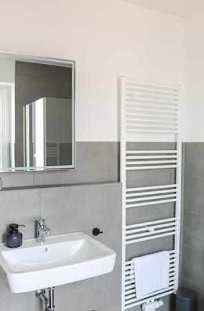 Dusche, Haartrockner, Handtücher, Toilettenpapier