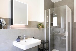 Dusche, Haartrockner, Handtücher, Toilettenpapier