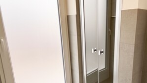 A modern bathroom with a shower, a toilet, and a sink. - Bümmerstede (Oldenburg)