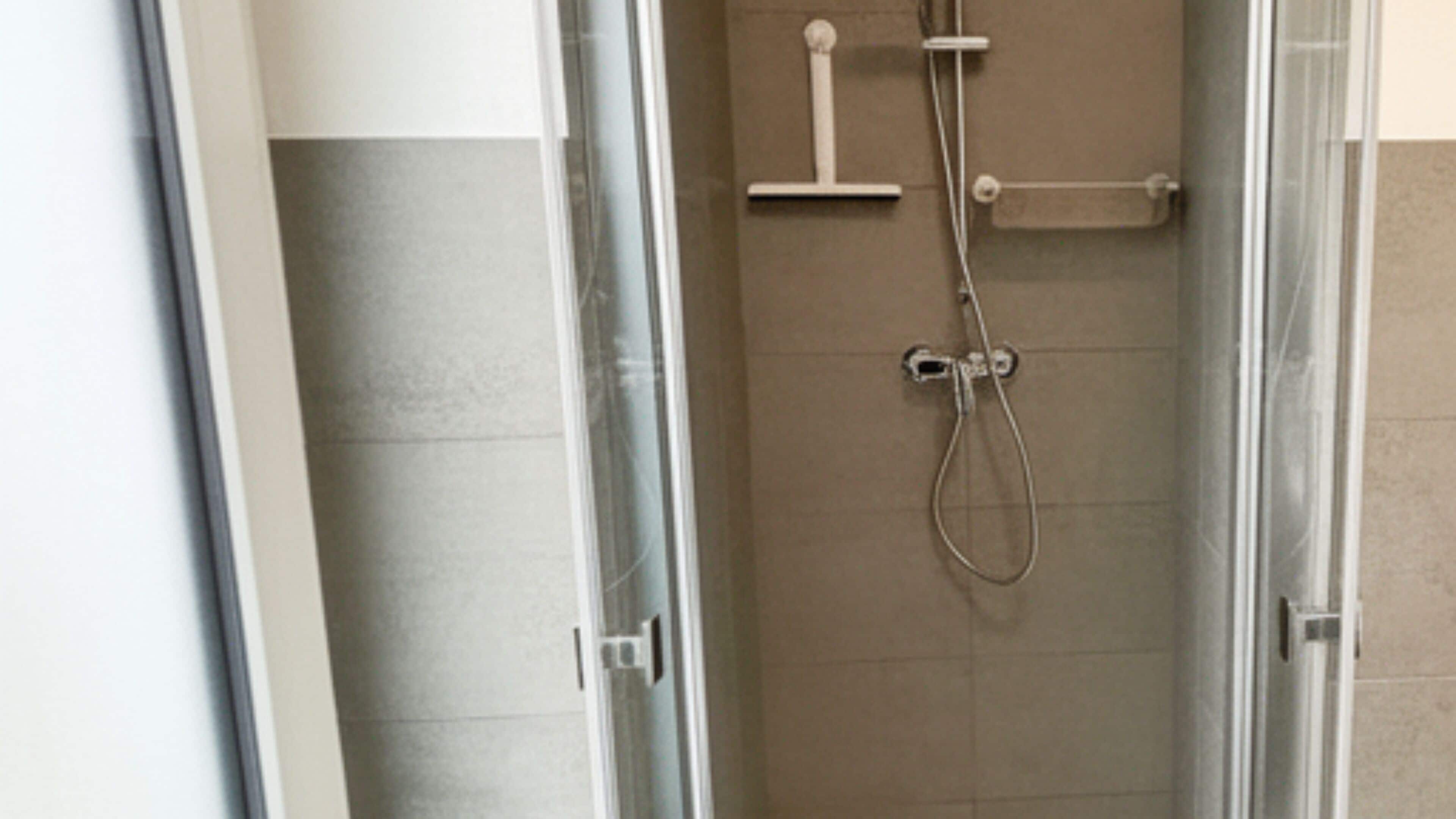 Dusche, Haartrockner, Handtücher, Toilettenpapier