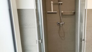 Shower, hair dryer, towels, toilet paper - Bümmerstede (Oldenburg)