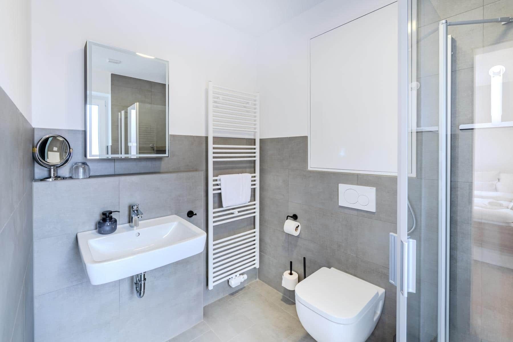 Haartrockner, Handtücher, Toilettenpapier