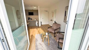 Un espacio habitable de concepto abierto con cocina, una mesa de comedor y una zona de estar con una silla.