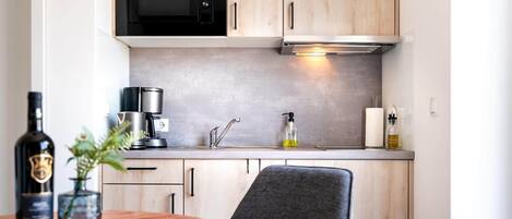 Fridge, microwave, stovetop, dishwasher