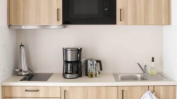 Kühlschrank, Mikrowelle, Herdplatte, Geschirrspüler