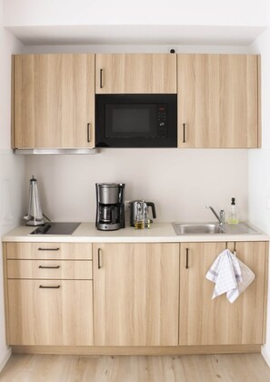 Kühlschrank, Mikrowelle, Herdplatte, Geschirrspüler