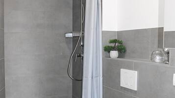 Dusche, Haartrockner, Handtücher, Toilettenpapier