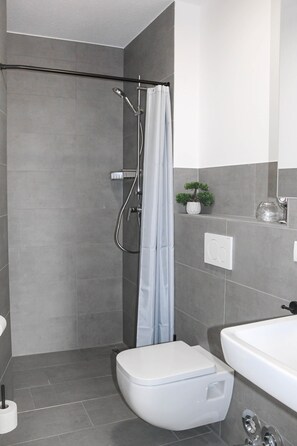 Dusche, Haartrockner, Handtücher, Toilettenpapier