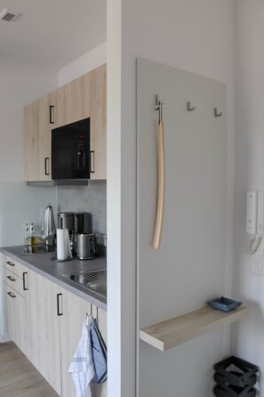 Kühlschrank, Mikrowelle, Herdplatte, Geschirrspüler