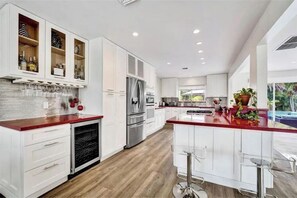 ميكروويف، فرن، موقد طهي مسطح، غسالة أطباق