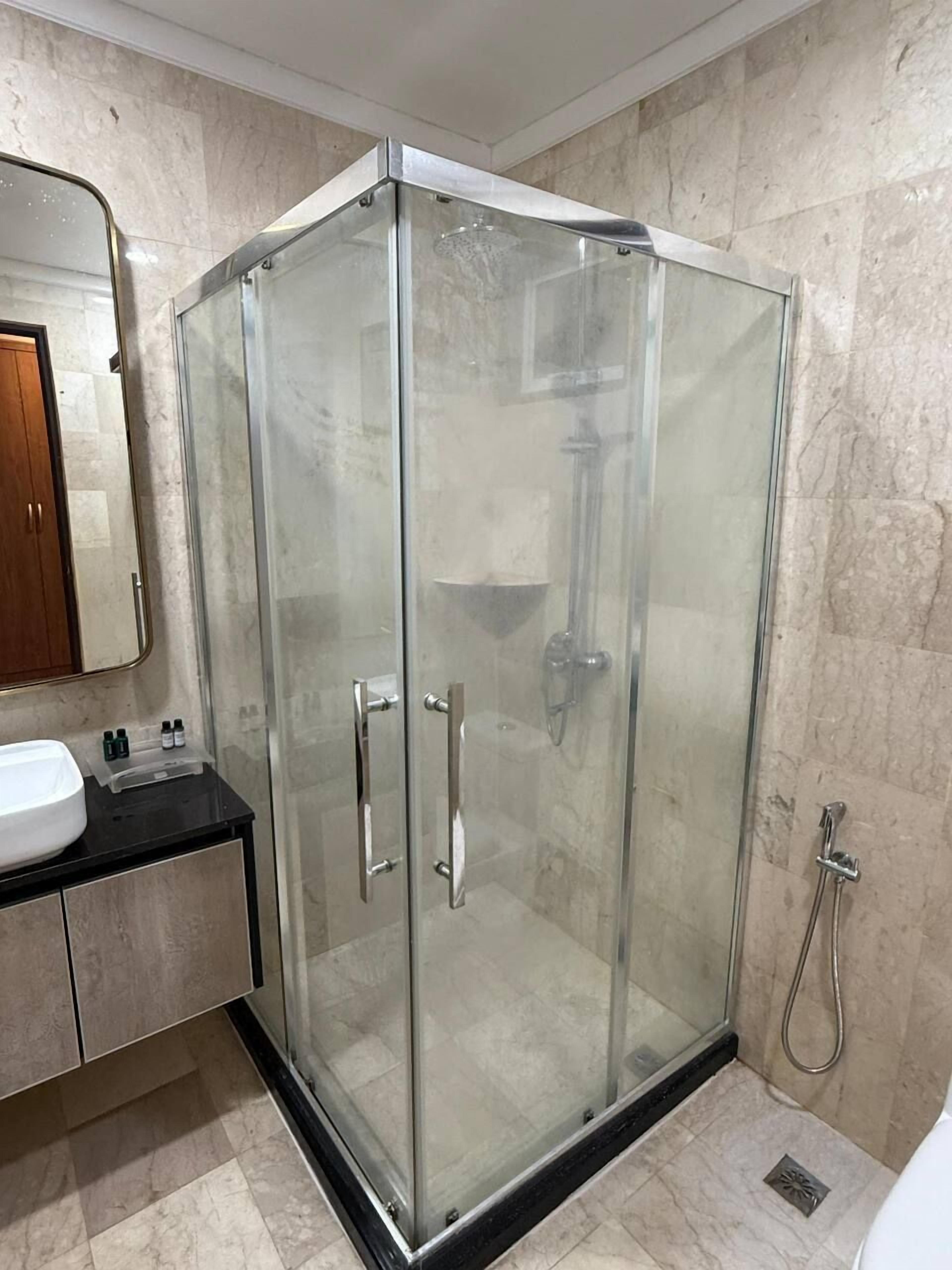 Habitación triple Premium | Baño | Regadera, amenidades de baño gratuitas, toallas, jabón 