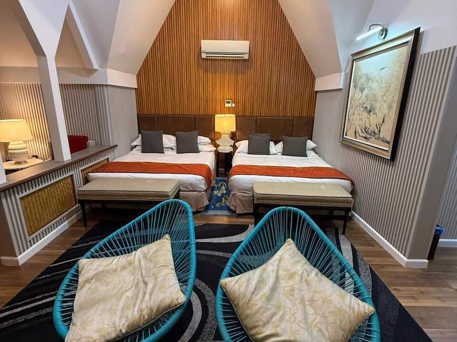 Quarto quádruplo | Escrivaninha, roupa de cama